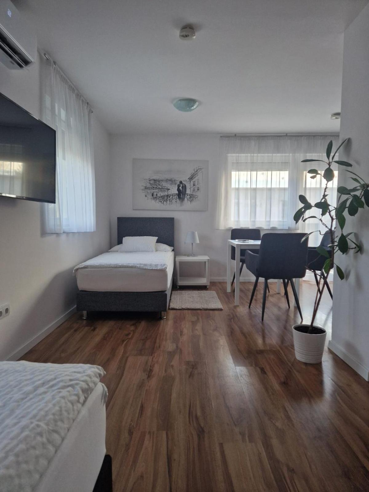 Nefelejcs Vendeghaz Otel Gödöllő Dış mekan fotoğraf